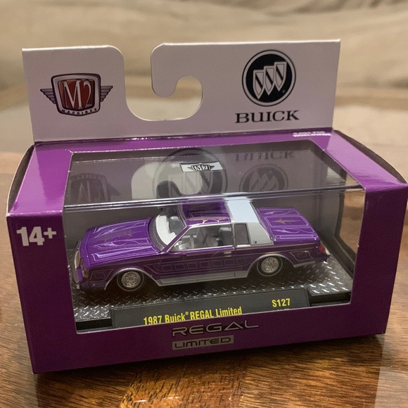 2024 M2 Machines 1987 Buick REGAL Limited Lowrider S127 Purple & White interior - Picture 9 of 9